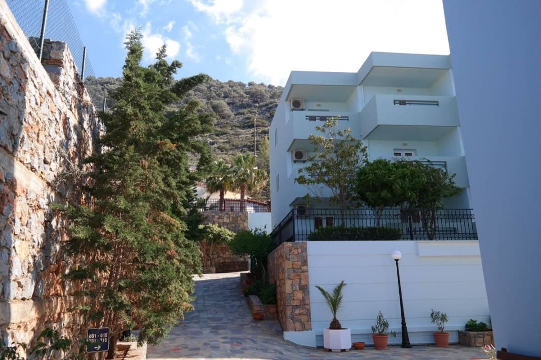 Wege im Hotel Koni Village Hotel