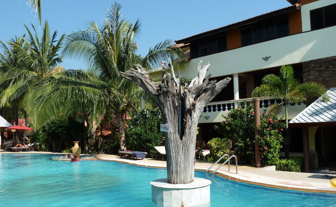 Und im Hintergrund das Haupthaus Hotel Laguna Beach Club Resort