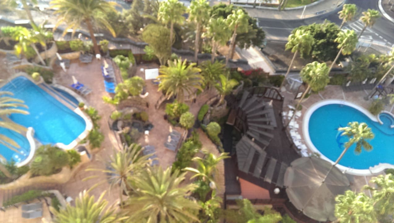 Links Pool 7. Stock, rechts Pool 1. Stock Corallium Dunamar by Lopesan Hotels