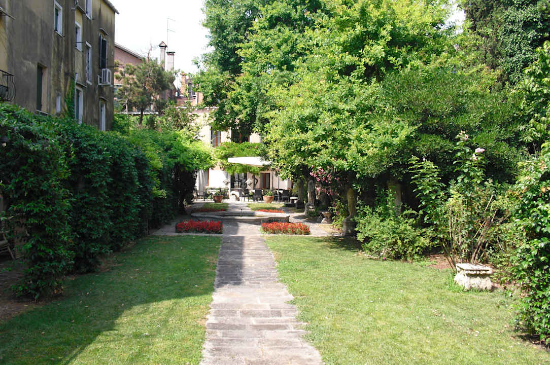 Vom Ende des Garten aus gesehen Hotel San Sebastiano Garden