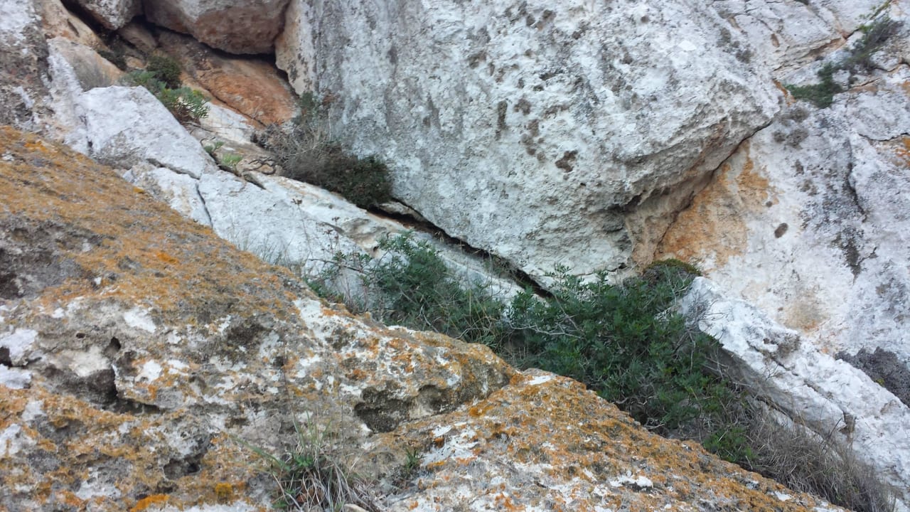 Abstieg zum Meereszugang mit losen Felsen Sun Club Eldorado