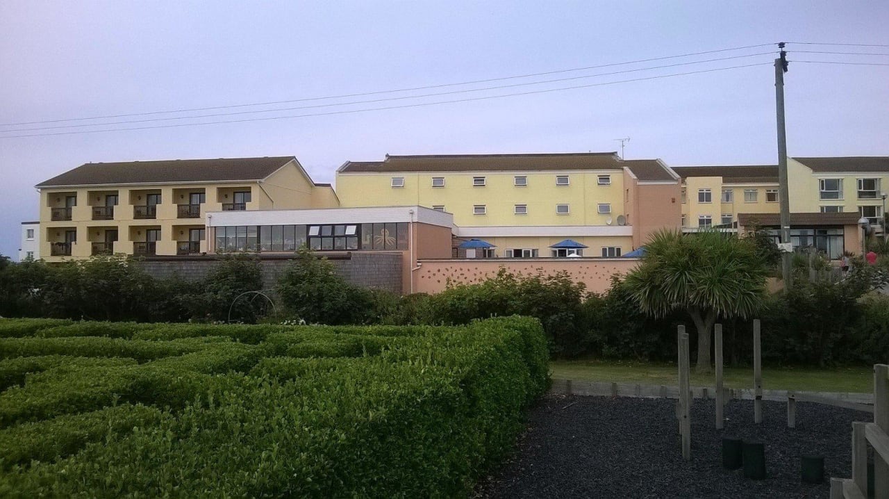 Rückansicht des Hotels vom Garten aus Sands Resort Hotel