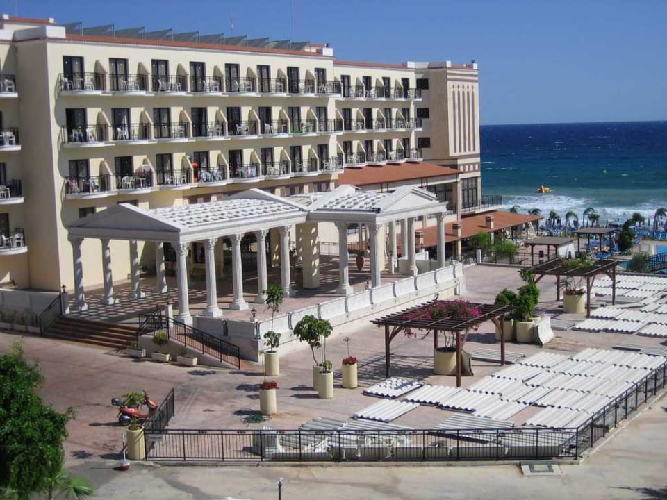 Hotel von aussen Constantinos The Great Beach Hotel