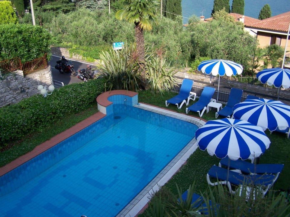 Pool vom Balkon aus Hotel Cristallo