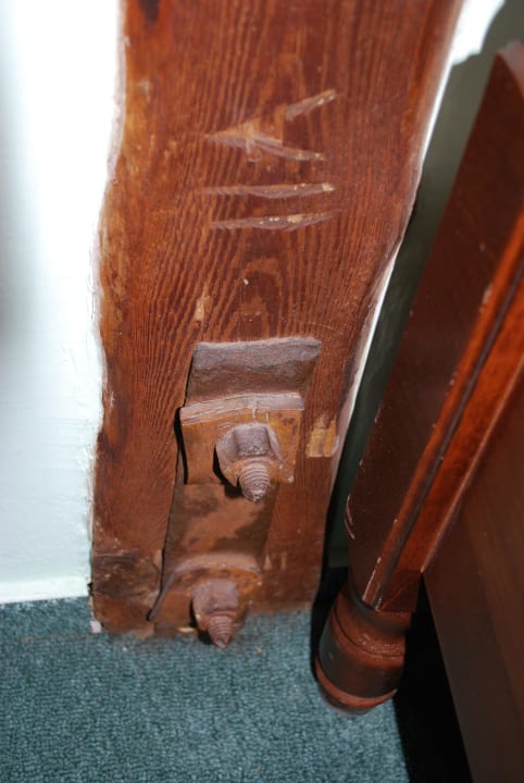 Schrauben an der Wand Hotel Praha