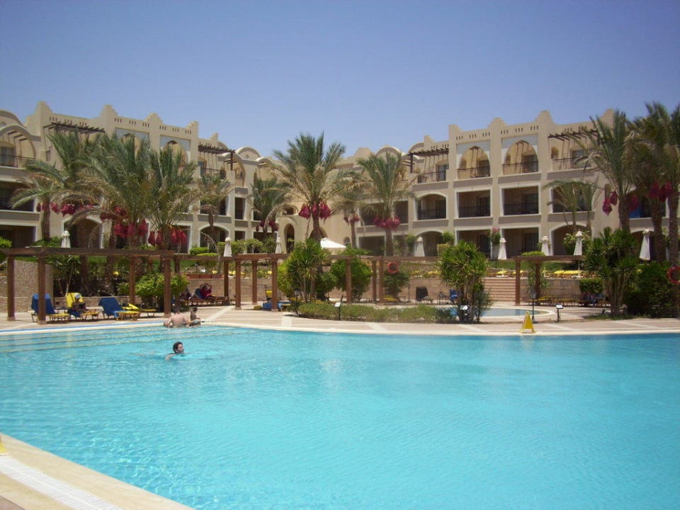 Pool und dahinter die Zimmer Hotel JAZ Makadi Star & Spa