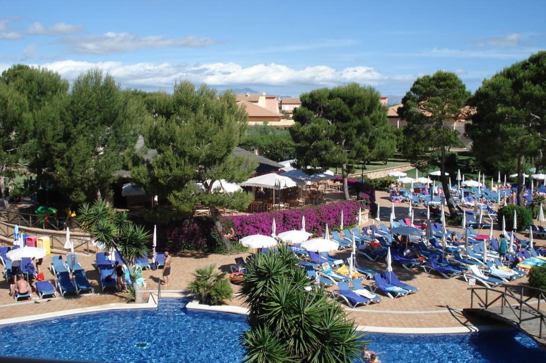 Blick vom Balkon auf den Pool Zafiro Mallorca