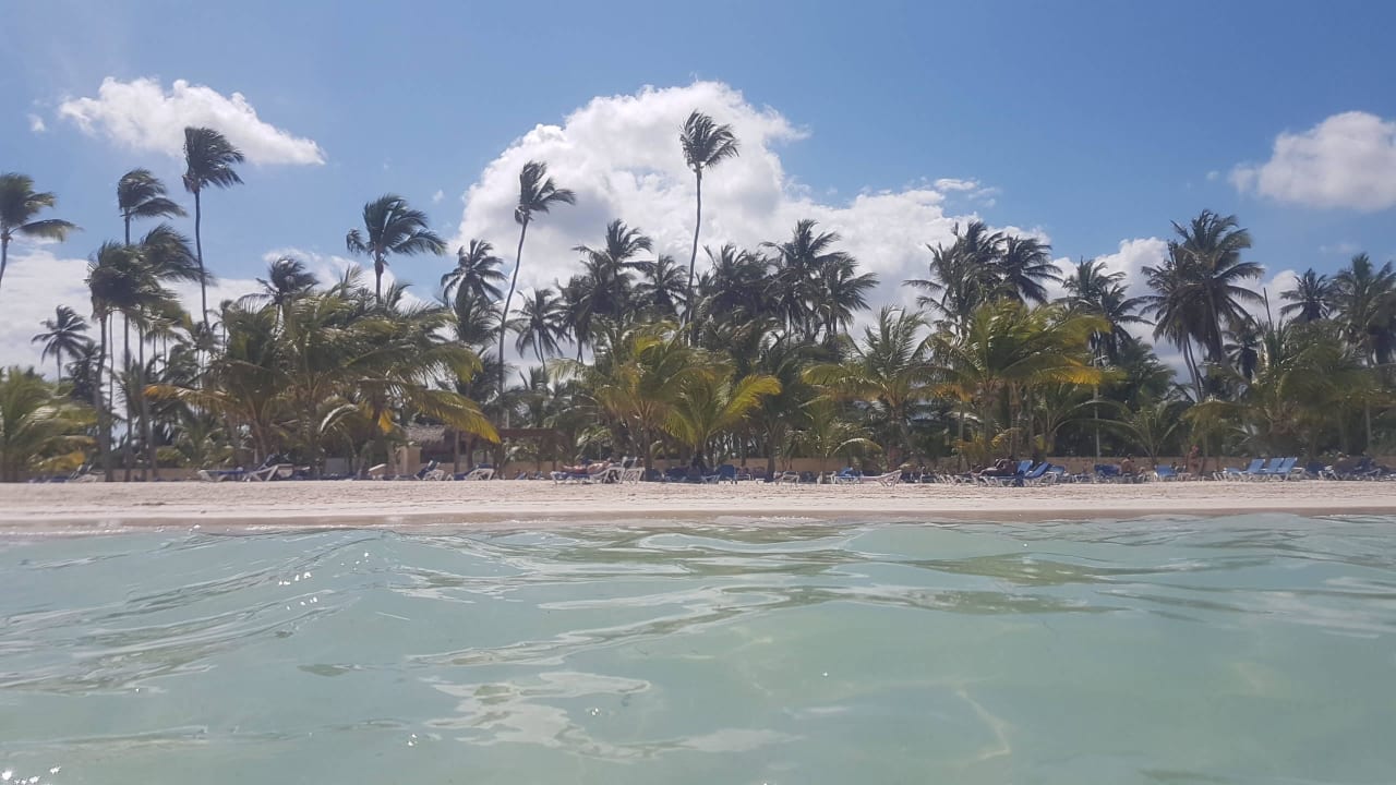 Blick vom Wasser auf den Strand Villas Bavaro Resort & Spa