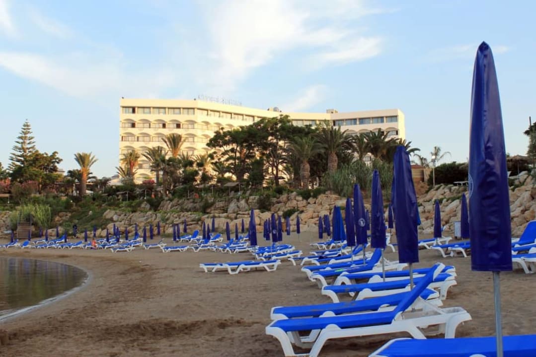 Rzut oka na hotel z plaży Crystal Springs Beach Hotel