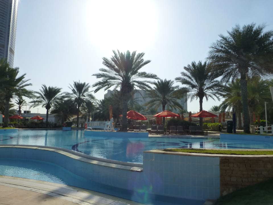 Pool Radisson Blu Hotel & Resort Abu Dhabi Corniche