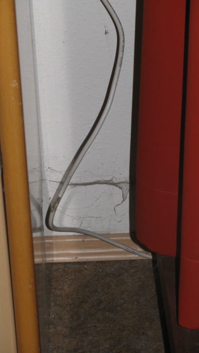 Freiliegendes Elektrokabel im Family Hotel!!! Predigtstuhl Resort
