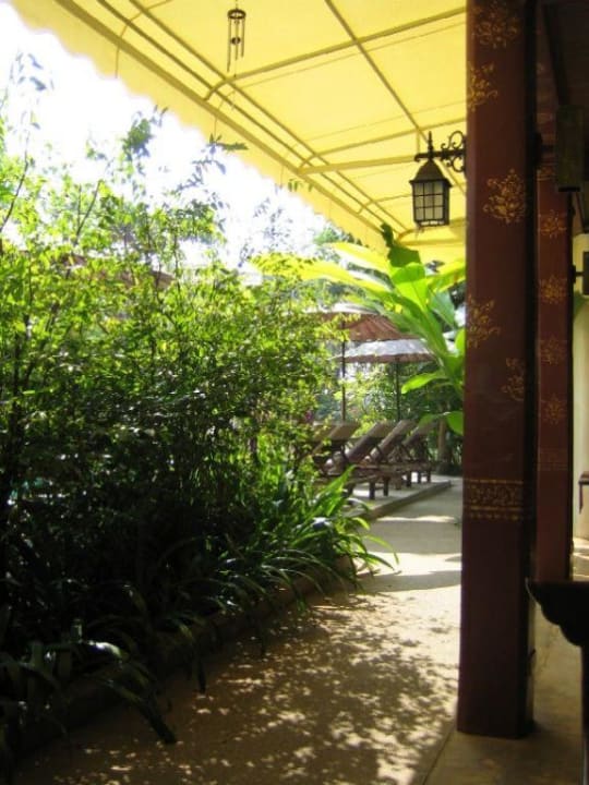 Ein Blick Richtung Pool und Liegen. Yaang Come Village Hotel