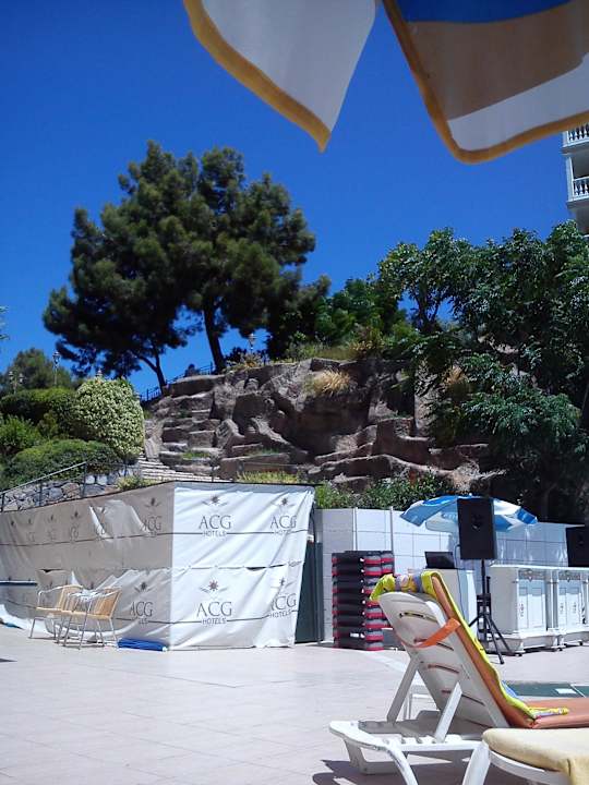 Po lewej od basenu Larina Resort Spa & Hotel