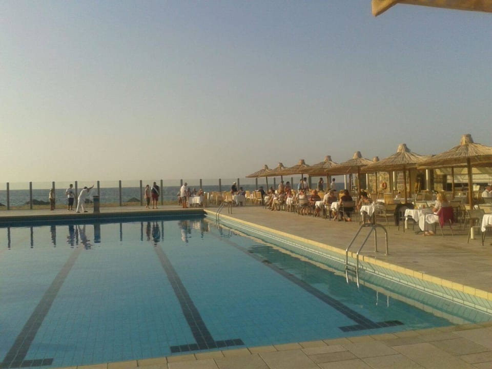 Schön gedeckte Tische am Pool Civitel Creta Beach