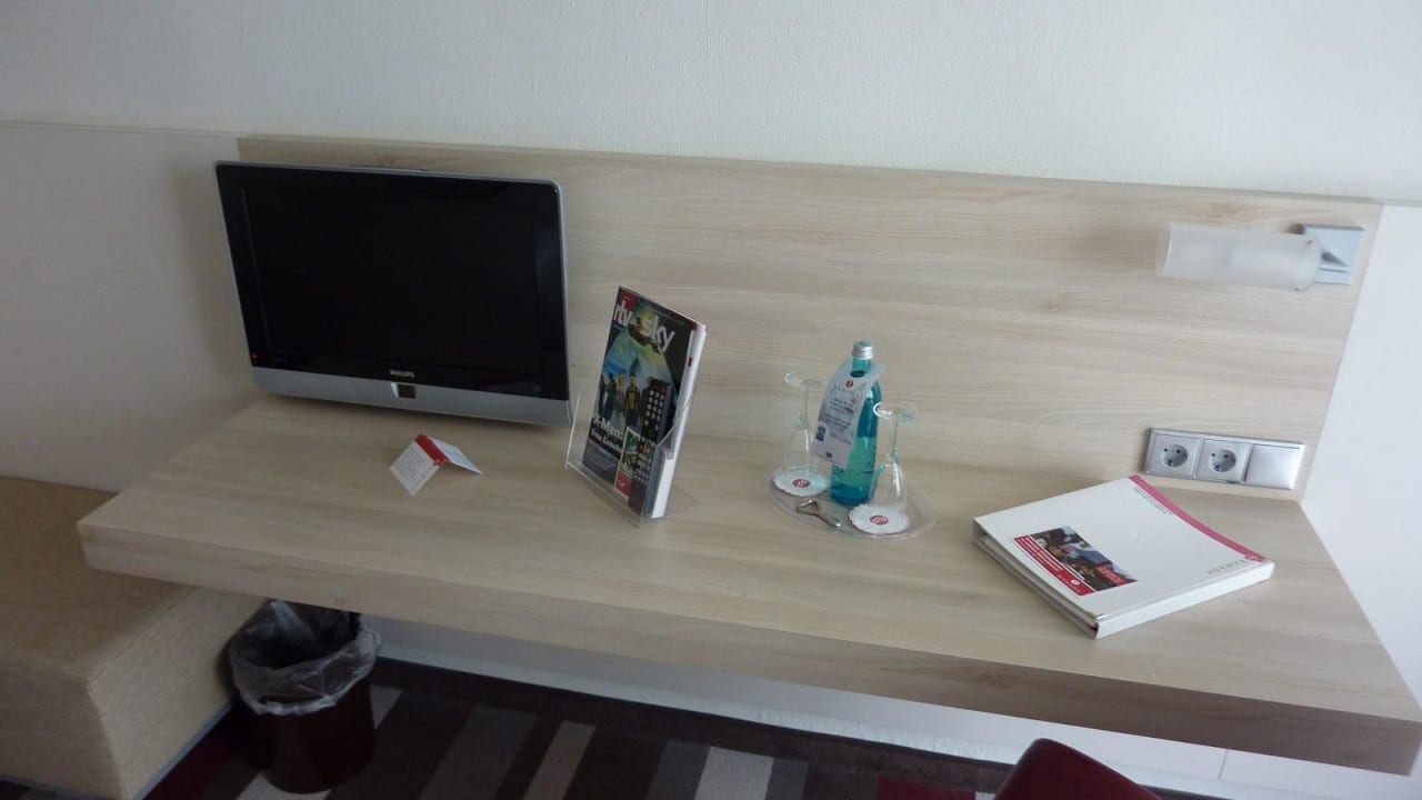 TV und eine Flasche Wasser - keine Minibar H+ Hotel Bad Soden