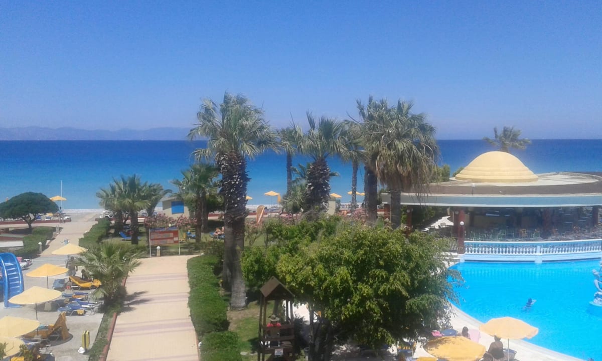 Widok z okna na basen i morze Sunshine Rhodes