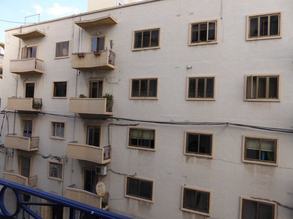 Seiten straße vom Hotel   Hotel The Waterfront