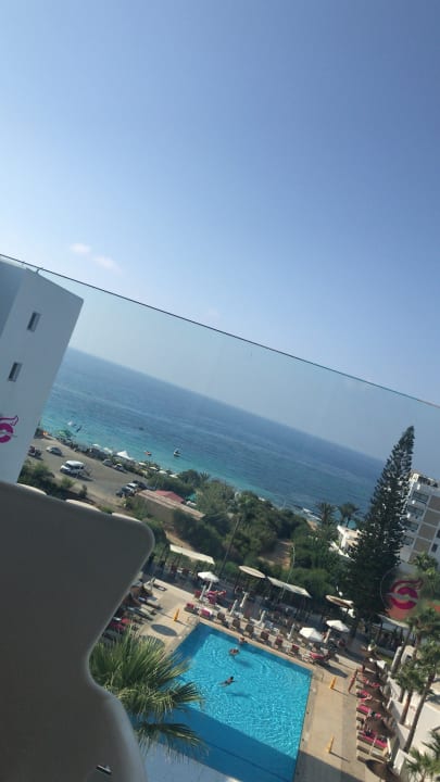 Ausblick Napa Mermaid Hotel & Suites