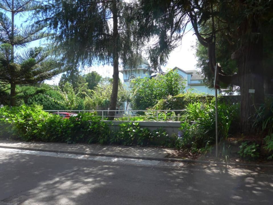 Blich von der kleinen Strasse auf das Hotel PortoBay Serra Golf