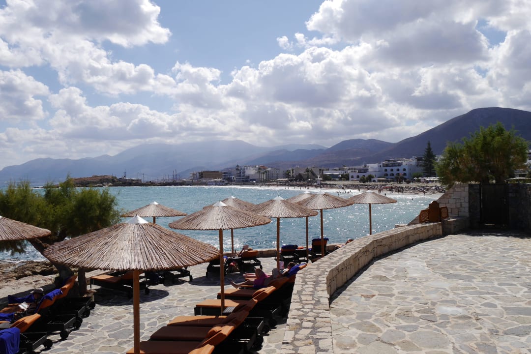 Sonnenliegen in der kleinen Bucht Creta Maris Resort