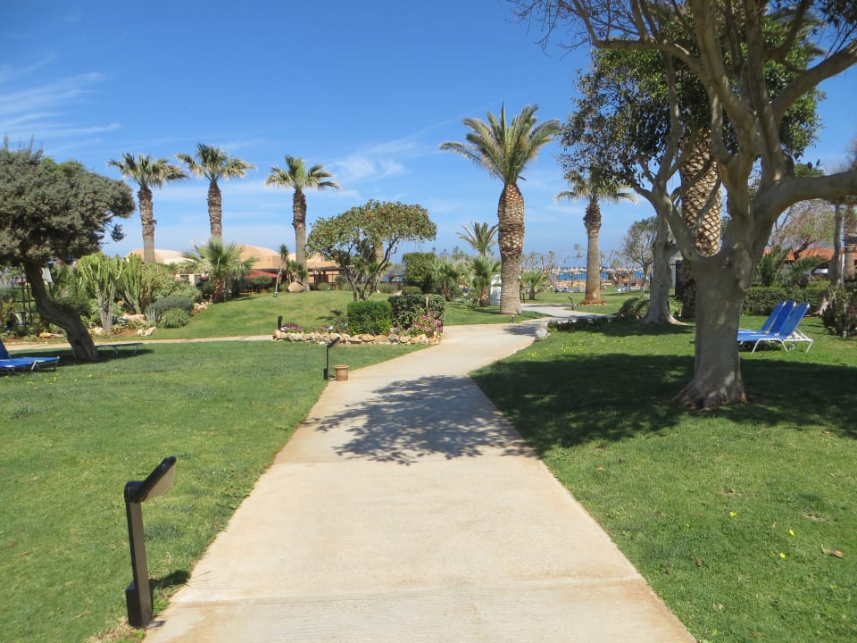 Teil der sehr gepflegten Gartenanlage Anissa Beach & Village