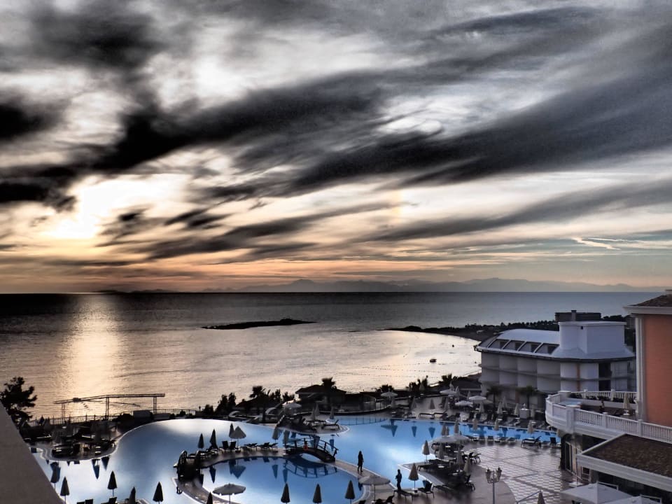 Blick auf Pool und Meer Litore Resort & Spa