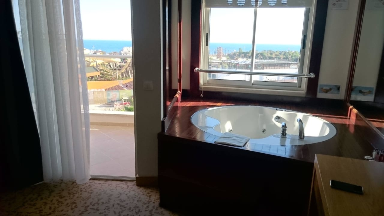 Jacuzzi im Zimmer Saturn Palace Resort Hotel