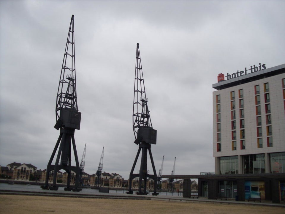 Der Hafen und Teile des Hotels (rechts) ibis Hotel London Docklands - Excel