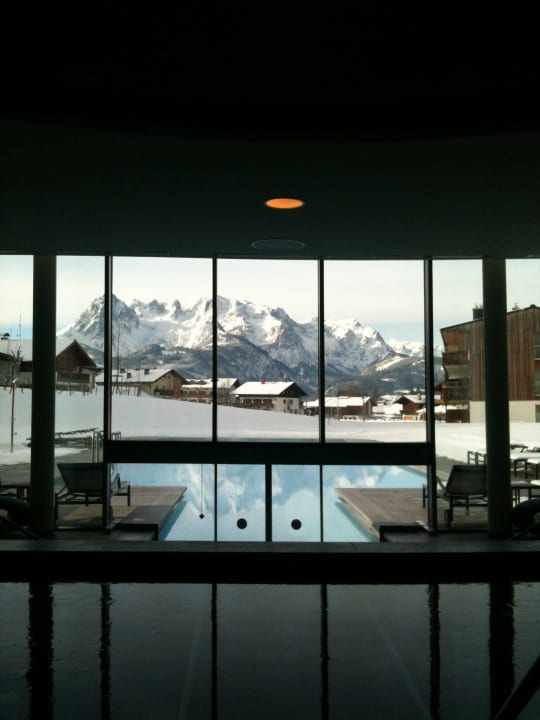 Blick zum Außenpool aja Bergresort Werfenweng