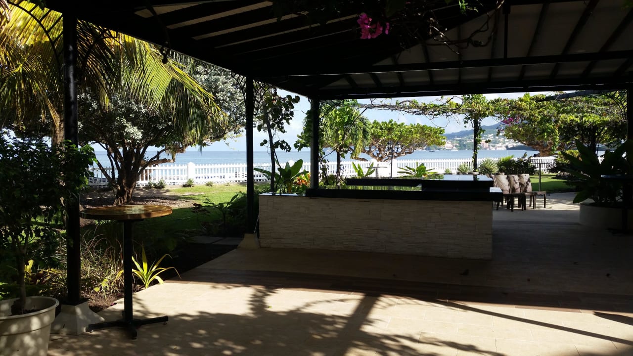 Vor dem Frühstücksrestaurant Radisson Grenada Beach Resort