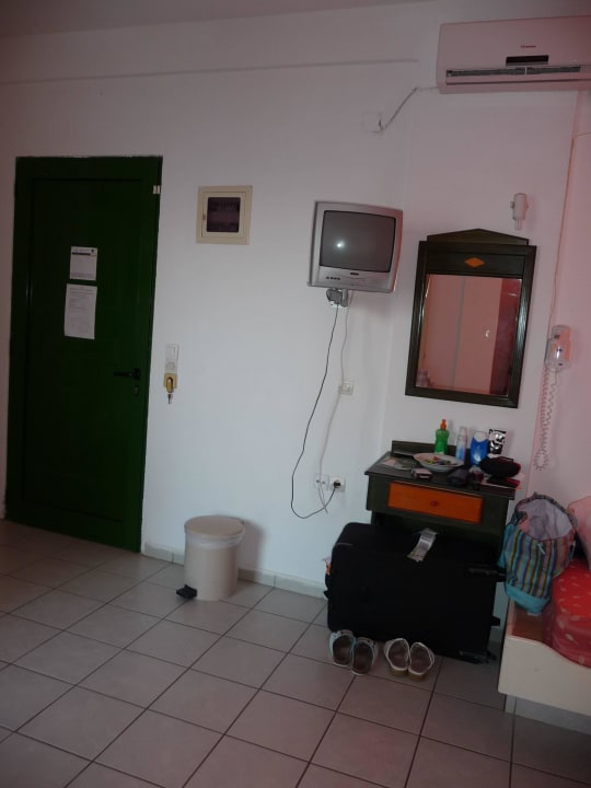 Eingangstür mit Fernseher rechts oben Klimaanlage Ormos Atalia Village