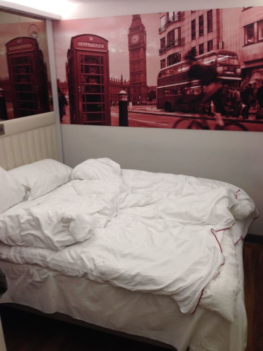 Łóżko w pokoju Point A Hotel London Canary Wharf