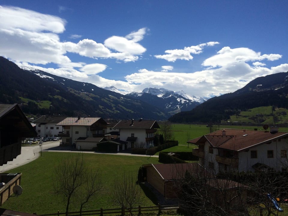 Geradeaus auf die Berge Hotel zum Pinzger