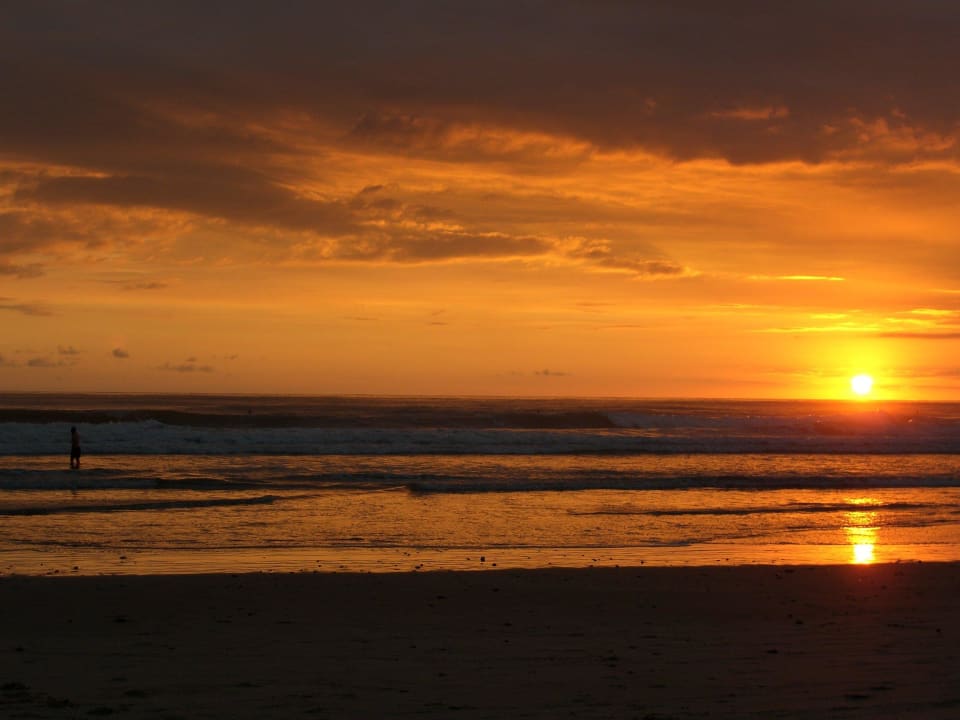 Traumhafter Sonnenuntergang am Strand beim Hotel Hotel Tropico Latino