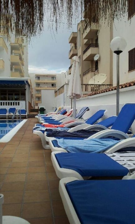 Reservierte Liegen am Pool R2 Veronica Beach Hotel