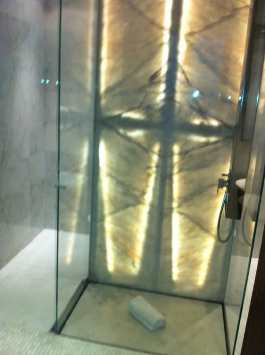 Sep. Dusche mit Wasserfallefekt Apartments Platinhome Ricasoli