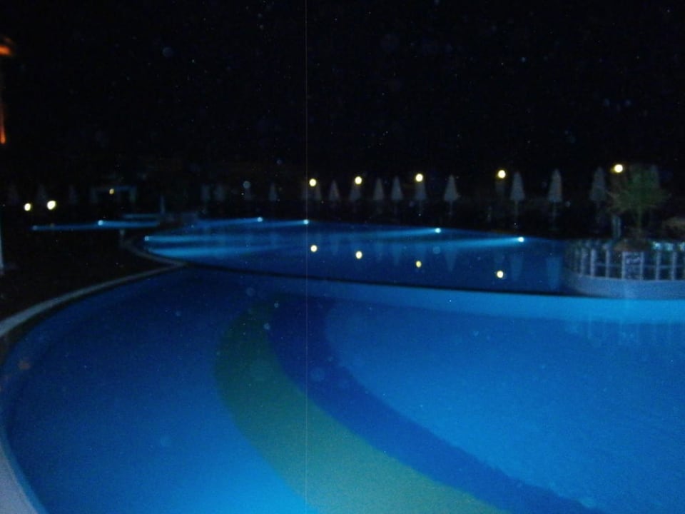 Pool bei Nacht Calimera Hane Garden