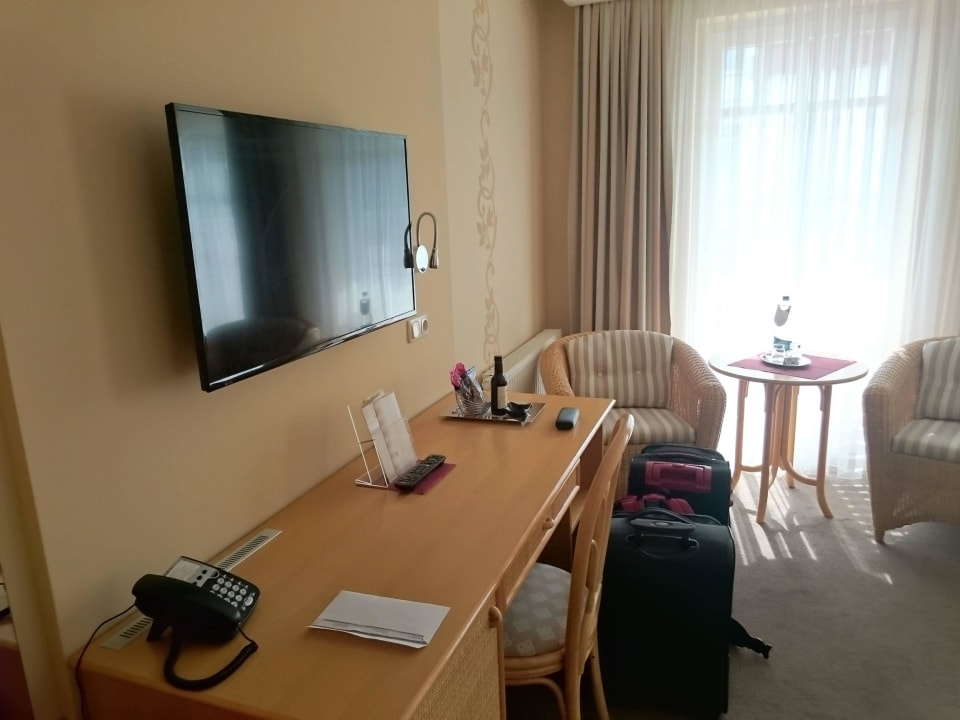 Schreibtisch und großer Flachbildfernseher Hotel Am Strand