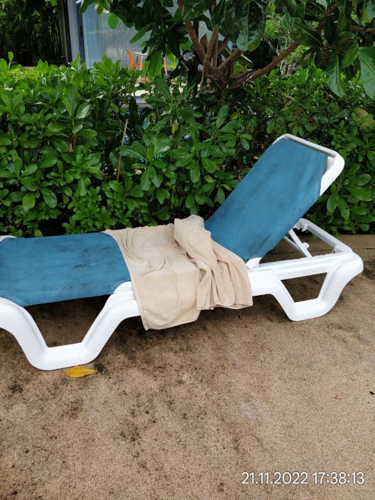 Pool Island Escape Burasari