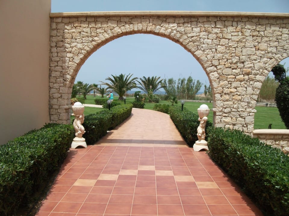 Ein Weg von mehreren zum Strand Vantaris Palace