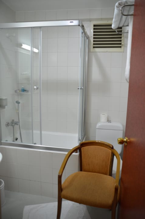 Größenvergleich zum Einstieg in die Duschwanne Hotel Orient Mintur