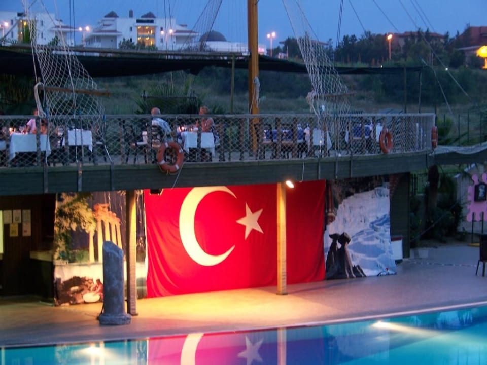 Zum Türkischen Abend fand die Show draußen statt Can Garden Resort