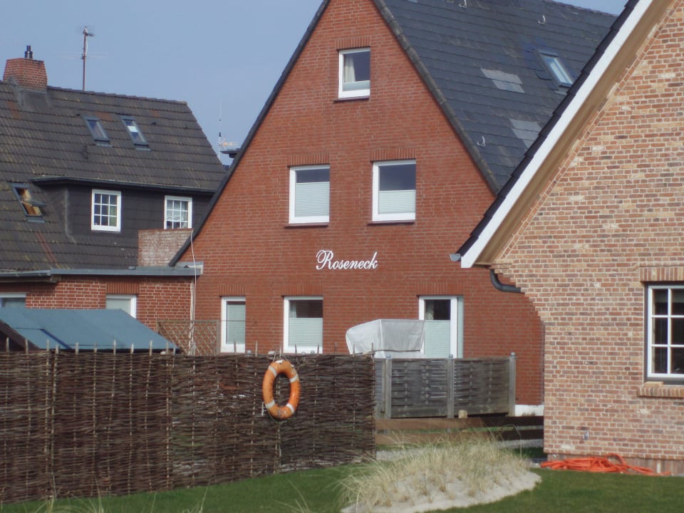 Hinter dem Haus Gästehaus Roseneck