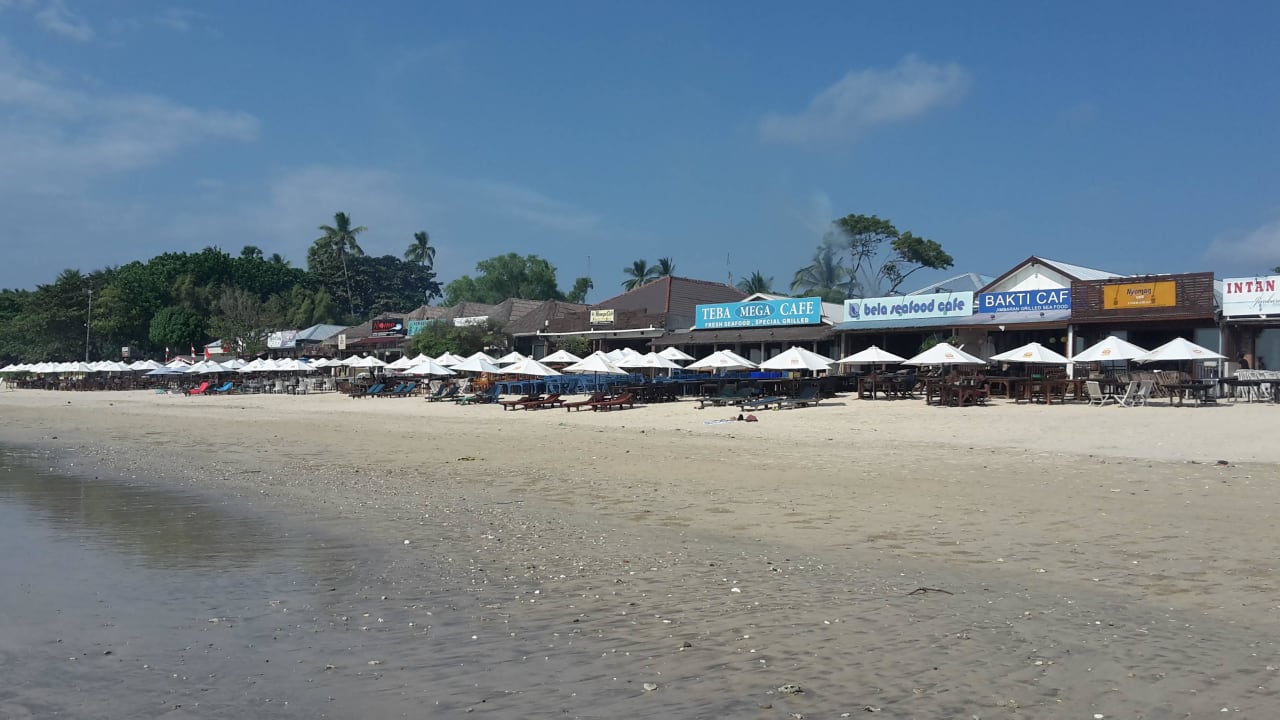 Plage et restaurants à côté InterContinental Bali Resort