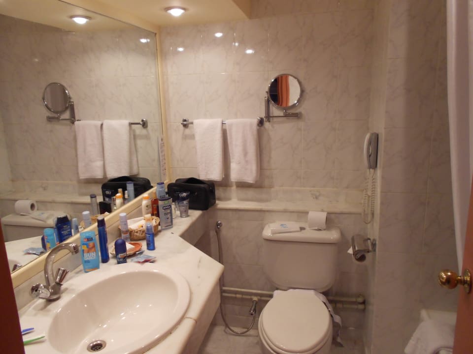 Bad von Zimmer 1723 sauber und gepflegt Hotel Le Pacha Beach Resort
