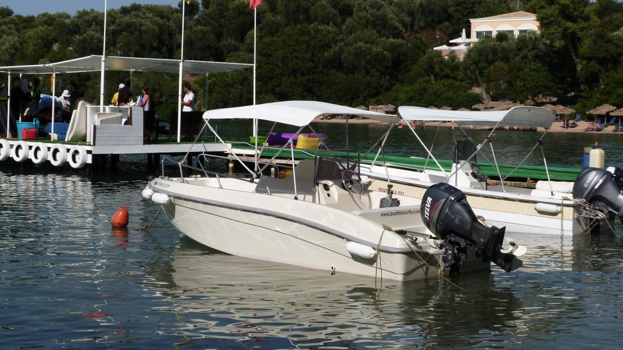 Unser Mietboot Grecotel LUXME Daphnila Bay