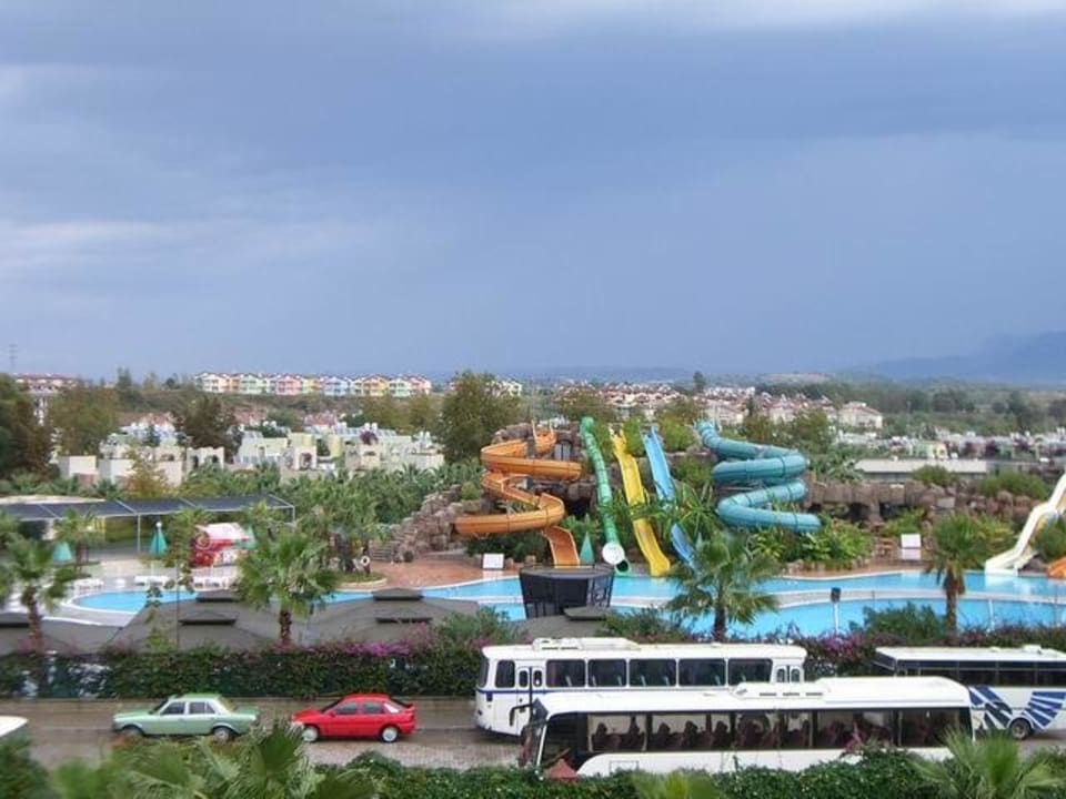 Blick vom Zimmer zur Strassenseite Bella Resort & Spa