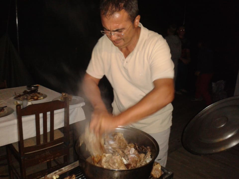 Tayfun macht das Lamm tischfertig Hotel Rebin Beach