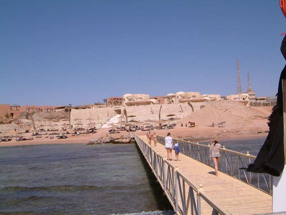 Blick von Steg auf Hotelanlage Hotel Hauza Beach Resort
