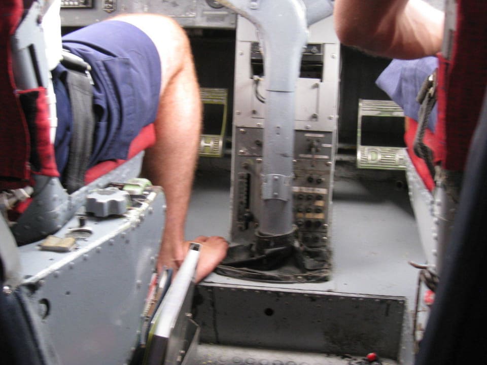 Pilot im Wasserflugzeug ohne Schuhe Kuramathi Maldives
